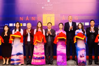 Các đại biểu cắt băng khai mạc triển lãm.