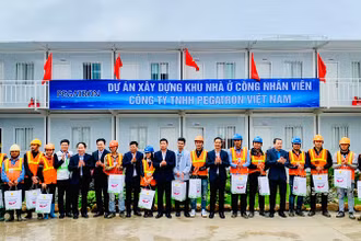 Bí thư Thành ủy Hải Phòng cùng các đồng chí lãnh đạo thành phố Hải Phòng trao quà Tết tặng công nhân lao động trên công trường xây dựng nhà ở công nhân.