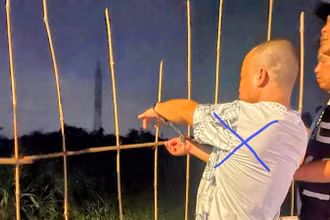Hoàng Hữu Th. (dấu X) đang diễn tả lại hành vi phạm tội tại hiện trường vụ án.