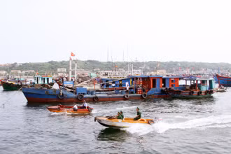 Các lực lượng chức năng tăng cường kiểm tra, kiểm soát các tàu khai thác hải sản trên khu vực biển Bạch Long Vĩ.