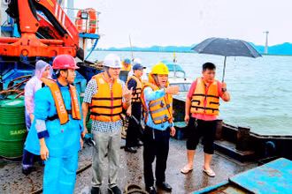 Lãnh đạo Công ty Điện lực Hải Phòng chỉ đạo công tác khắc phục sự cố đứt đường điện qua khu vực biển Cát Hải.