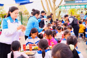 Tuổi trẻ Hải Phòng tổ chức chương trình Bữa ăn cho em tại Trường Phổ thông Dân tộc Bán trú - Tiểu học Xam Măn, xã Keo Lôm (huyện Điện Biên Đông).