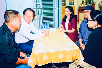 Bí thư Thành ủy Hải Phòng ân cần thăm hỏi, chia sẻ với nỗi đau thương, mất mát mà gia đình nạn nhân đang phải gánh chịu.