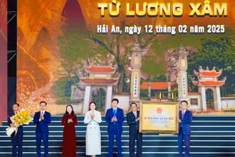 Phó Thủ tướng Chính phủ Lê Thành Long trao Bằng xếp hạng Cụm di tích Từ Lương Xâm - căn cứ bản doanh của Ngô Quyền năm 938 là Di tích quốc gia đặc biệt cho lãnh đạo thành phố Hải Phòng và quận Hải An.