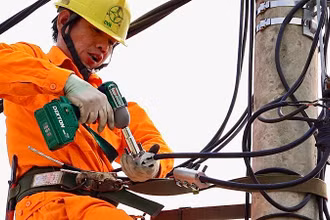 Trong nắng nóng, công nhân Điện lực Hải Phòng vẫn tập trung nâng cấp, khắc phục sự cố lưới điện bảo đảm cung cấp điện ổn định, an toàn cho người dân, doanh nghiệp.