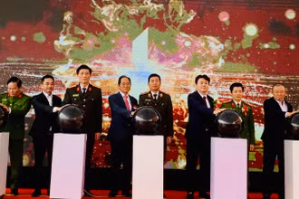 Các đại biểu nhấn nút khai trương Trung tâm trải nghiệm cộng đồng về phòng cháy, chữa cháy và cứu nạn cứu hộ Hải Phòng.