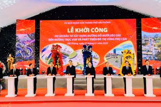 Các đại biểu nhấn nút khởi công dự án đầu tư xây dựng đường Đỗ Mười kéo dài.
