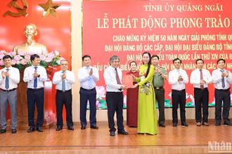 Bí thư Tỉnh ủy Quảng Ngãi Bùi Thị Quỳnh Vân trao sổ vàng ký kết thi đua cho Trưởng Ban Tổ chức Tỉnh ủy Quảng Ngãi Lữ Ngọc Bình.