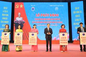 Giáo sư, Tiến sĩ Trần Văn Thuấn, Thứ trưởng Y tế trao thông điệp cho đại diện 5 Sở Y tế.