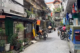 Những công trình bên phía tay trái lấn hoàn toàn diện tích đất công cộng, tại thời điểm ghi nhận có hộ còn đang tiếp tục thi công lấn chiếm ở tầng 2.
