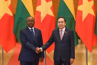 Chủ tịch Quốc hội Trần Thanh Mẫn chào mừng Tổng thống Cộng hòa Guinea-Bissau Umaro Sissoco Embaló. 