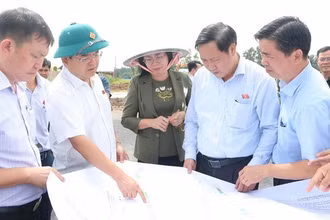 Đoàn giám sát tiến hành kiểm tra tiến độ Dự án đường trục trung tâm thành phố Biên Hòa.