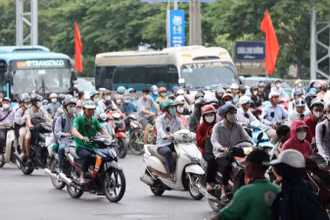 Lượng người từ các tỉnh ùn ùn đổ về Thủ đô.