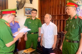 Cơ quan chức năng thi hành quyết định khởi tố bị can, bắt tạm giam ông Trịnh Ngọc Gấm.