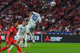 Đội tuyển Thái Lan (áo trắng) thắng Singapore 4-2 nhờ hai bàn trong phút bù giờ, tại ASEAN Cup 2024. (Ảnh FAT) 