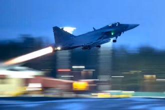 Một chiếc JAS 39 Gripen C/D cất cánh trong cuộc tập trận quân sự Phản ứng Bắc Âu tại Sân bay Lulea-Kallax, gần Lulea, Thụy Điển, ngày 4/3. (Nguồn: AP)