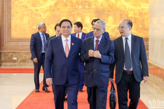 Thủ tướng Phạm Minh Chính và ông Narayana Murthy - đồng sáng lập hãng phần mềm Infosys (Ấn Độ). (Ảnh: TRẦN HẢI)