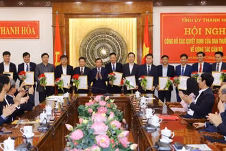 Lãnh đạo Tỉnh ủy Thanh Hóa trao quyết định và tặng hoa chúc mừng các cán bộ điều động, luân chuyển.