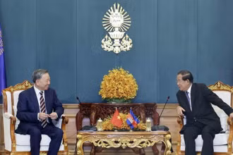 Chủ tịch nước Tô Lâm và Chủ tịch Đảng CPP, Chủ tịch Thượng viện Campuchia Samdech Techo Hun Sen. (Ảnh: TTXVN)