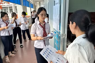 Thí sinh làm thủ tục làm phòng thi tại điểm thi Trường THPT Tam Hiệp, thành phố Biên Hòa, Đồng Nai.
