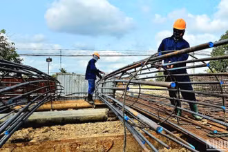 Công nhân đang kết cấu thép trụ nhồi để thi công đường vành đai 3 Thành phố Hồ Chí Minh khu vực trên không. 