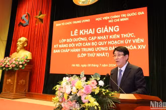 Đồng chí Lương Cường phát biểu ý kiến chỉ đạo tại Lễ khai giảng Lớp bồi dưỡng, cập nhật kiến thức, kỹ năng đối với cán bộ quy hoạch Ủy viên Ban Chấp hành Trung ương khóa XIV (lớp thứ nhất).