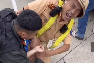 Đại úy Bùi Chí Công nén đau ngăn cản việc cháu bé cắn răng vào lưỡi.