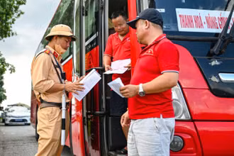 Lực lượng Cảnh sát giao thông tuần tra, kiểm soát và tuyên truyền Nghị định 168 đối với các tài xế hành khách. (Ảnh: minh họa)
