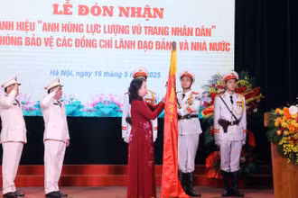 Phó Chủ tịch nước Võ Thị Ánh Xuân gắn huy hiệu “Anh hùng Lực lượng vũ trang nhân dân” lên lá cờ truyền thống Phòng Bảo vệ các đồng chí Lãnh đạo Đảng và Nhà nước thuộc Bộ Tư lệnh Cảnh vệ, Bộ Công an.