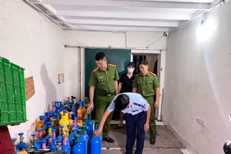 Lực lượng chức năng tiến hành kiểm tra đột xuất địa điểm tập kết kho chứa trái phép khí N2O.