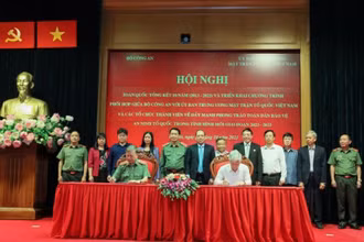 Đại tướng Tô Lâm và đồng chí Đỗ Văn Chiến ký kết Chương trình phối hợp.