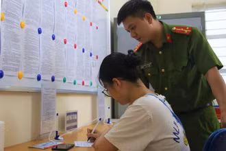 Công an các đơn vị, địa phương khẩn trương tổ chức tập huấn cấp thẻ sát hạch viên, bảo đảm đủ số lượng, phục vụ nhân dân ngay sau khi tiếp nhận.