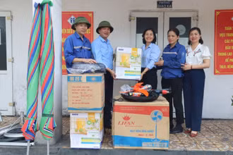 Công đoàn Công ty Cổ phần Than Hà Tu trao tặng trang thiết bị chống nắng cho người lao động.