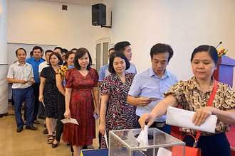 Cán bộ Công đoàn Y tế quyên góp, ủng hộ đồng nghiệp gặp nạn.