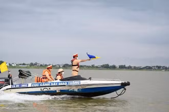 Lực lượng Cảnh sát giao thông đường thuỷ tăng cường tuần tra, kiểm soát trên khu vực sông Hồng.