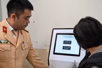 Lực lượng Công an hướng dẫn người dân gửi hồ sơ trực tuyến cấp đổi giấy phép lái xe.