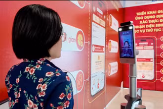 Người dân trải nghiệm sinh trắc học tại nhà ga T3, sân bay Tân Sơn Nhất.