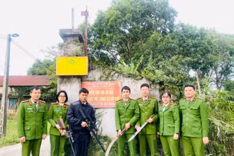 Điểm giao nộp vũ khí, vật liệu nổ, công cụ hỗ trợ Công an huyện Phú Xuyên (Hà Nội).