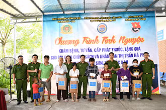 Trao quà tặng gia đình chính sách, người có công với cách mạng, các cháu học sinh nghèo vượt khó.
