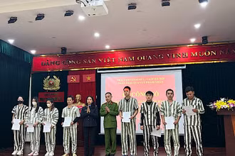 Các phạm nhân nhận quyết định giảm án.