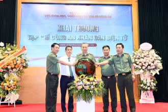 Bộ trưởng Tô Lâm và các đại biểu bấm nút khai trương Tạp chí Công an nhân dân điện tử.