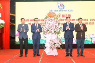 Lãnh đạo Ban Tuyên giáo và Dân vận Trung ương tặng lẵng hoa chúc mừng 75 năm thành lập Hội Nhà báo Việt Nam.