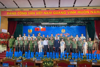 Thượng tướng Trần Quốc Tỏ và đồng chí Nguyễn Đình Khang chụp ảnh lưu niệm cùng các đại biểu dự Đại hội.