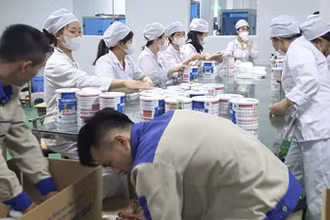 Công nhân đóng hộp thành phẩm sữa giả tại cơ sở sản xuất chuẩn bị đưa ra thị trường tiêu thụ. (Ảnh: CAND)