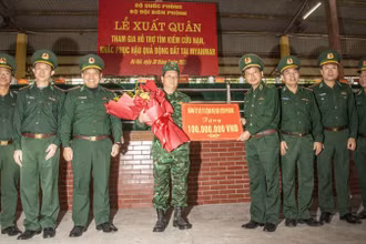 Thiếu tướng Lê Văn Phúc trao100 triệu đồng của Đảng ủy, Bộ Tư lệnh Bộ đội biên phòng tặng các thành viên trong đoàn công tác. Ảnh: Văn Chương