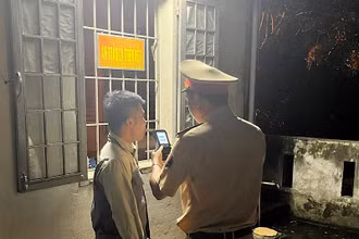 Kiểm tra nồng độ cồn đối với nhân viên gác chắn đường ngang.