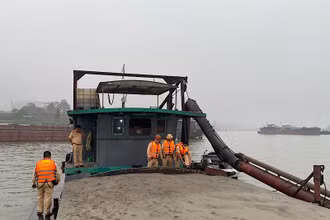 Bắt giữ 2 phương tiện đang hoạt động khai thác cát trái phép trên sông Hồng.