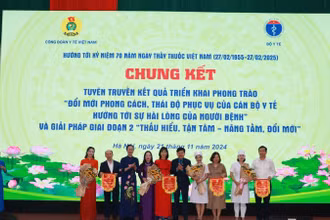 Ban Tổ chức trao giải Nhất và Nhì tặng các đơn vị đạt giải.