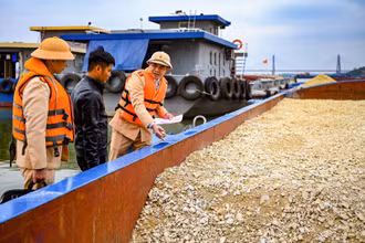 Thiết lập trật tự giao thông đường thủy trên tuyến sông Hồng và địa bàn giáp ranh.