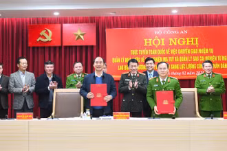 Ký biên bản bàn giao công tác cai nghiện và quản lý sau cai nghiện.